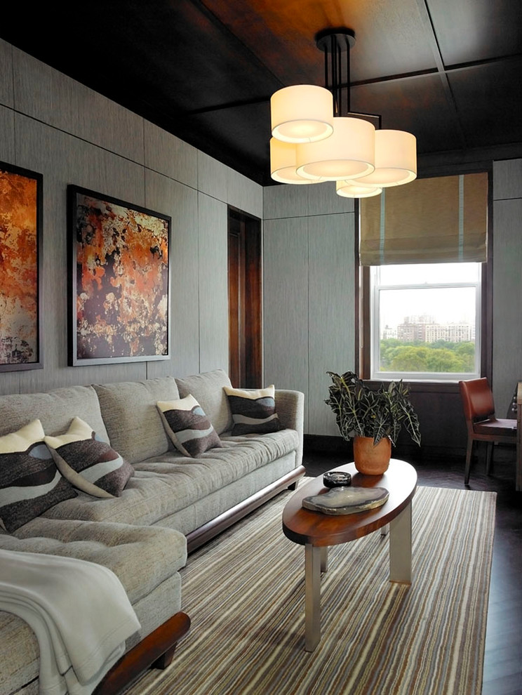 Modelo de salón contemporáneo con paredes grises y suelo de madera oscura