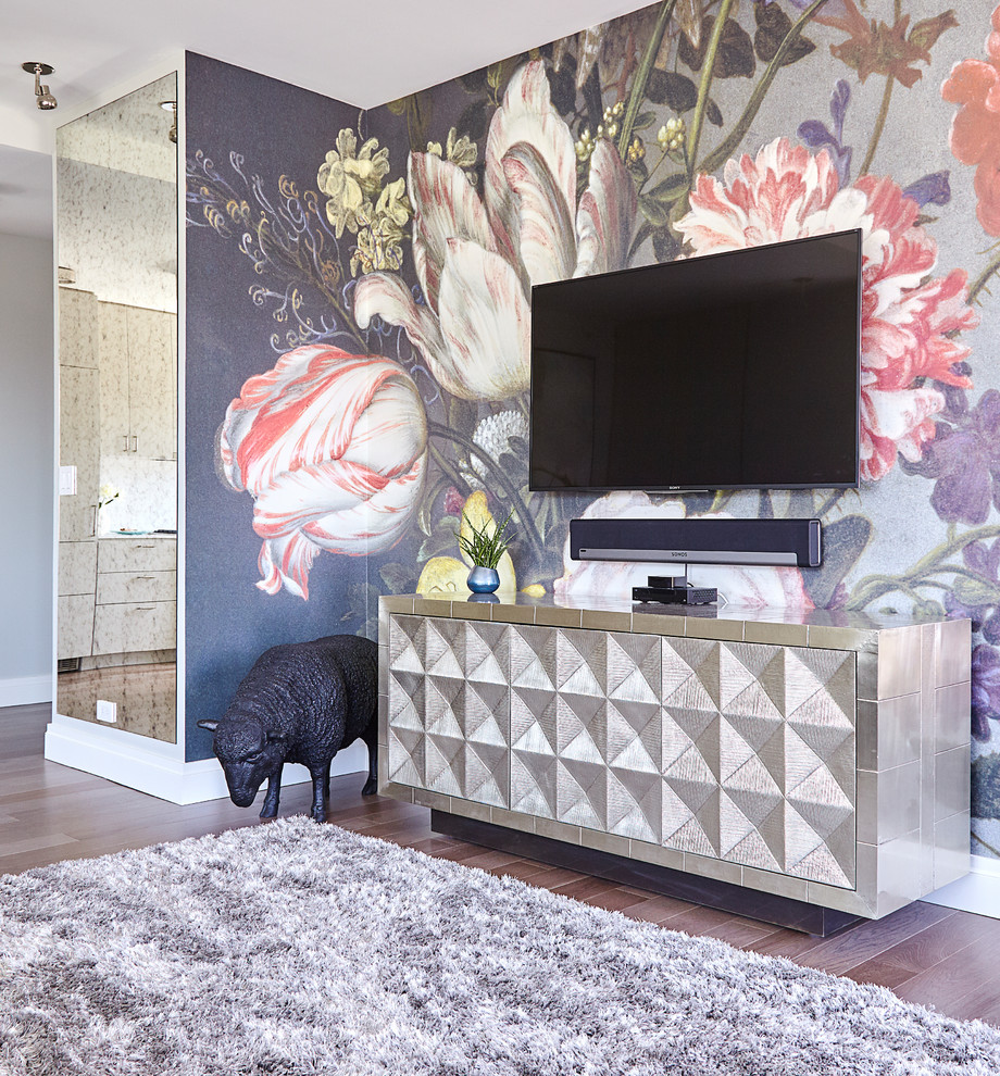 На фото: двухуровневая гостиная комната среднего размера в стиле неоклассика (современная классика) с серыми стенами, светлым паркетным полом, телевизором на стене и бежевым полом без камина
