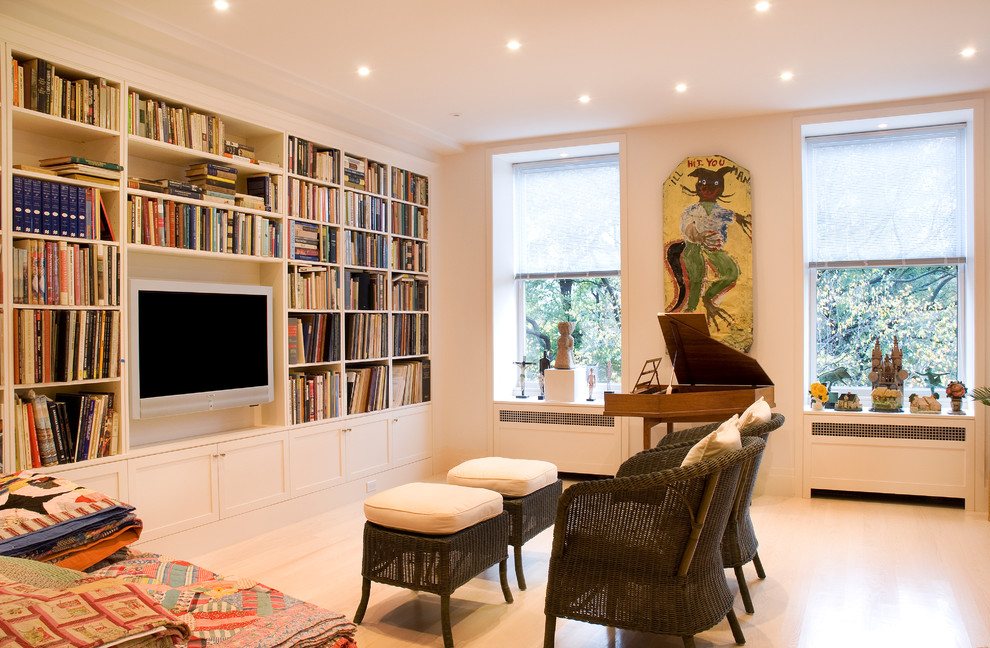 Ejemplo de salón abierto clásico renovado de tamaño medio sin chimenea con paredes blancas, suelo de madera clara, pared multimedia y suelo blanco