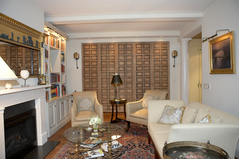 Immagine di un soggiorno tradizionale di medie dimensioni e aperto con sala formale, pareti beige, parquet chiaro, camino classico e cornice del camino in intonaco