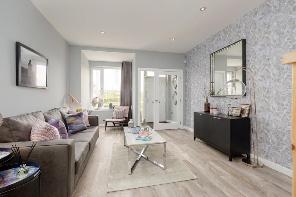 Пример оригинального дизайна: гостиная комната в стиле неоклассика (современная классика) с серыми стенами, светлым паркетным полом и бежевым полом без камина