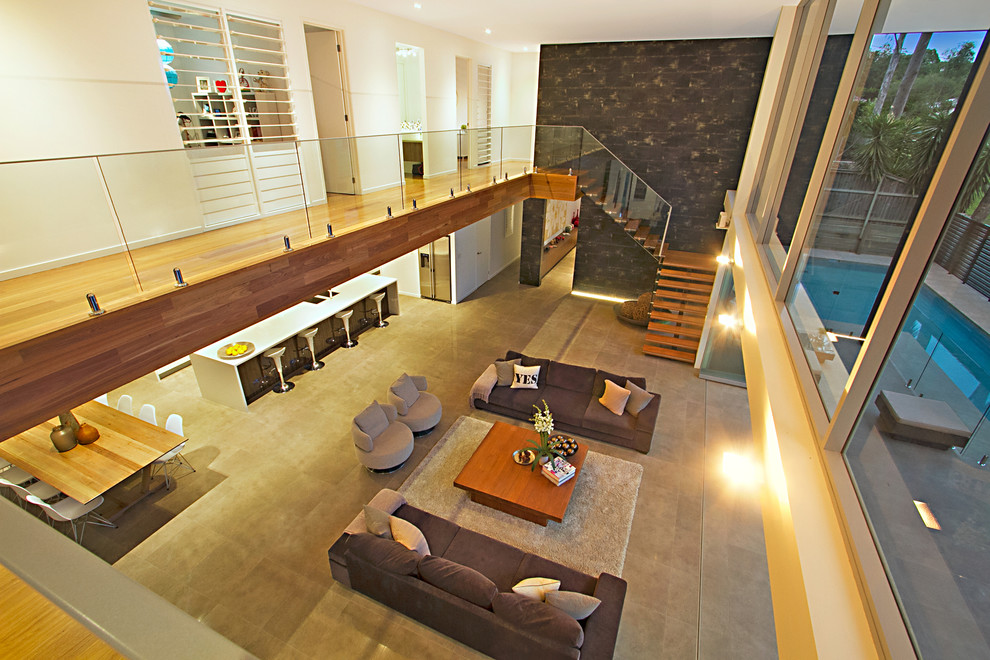 Diseño de salón abierto moderno grande con paredes blancas y suelo de piedra caliza