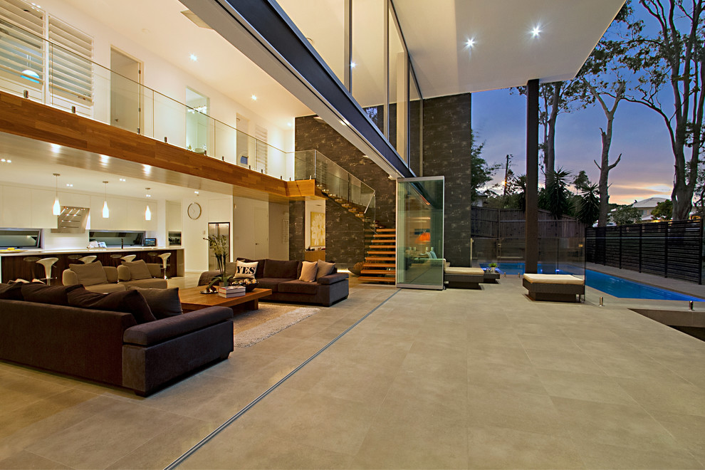 Ispirazione per un grande soggiorno minimalista aperto con pareti bianche e pavimento in pietra calcarea