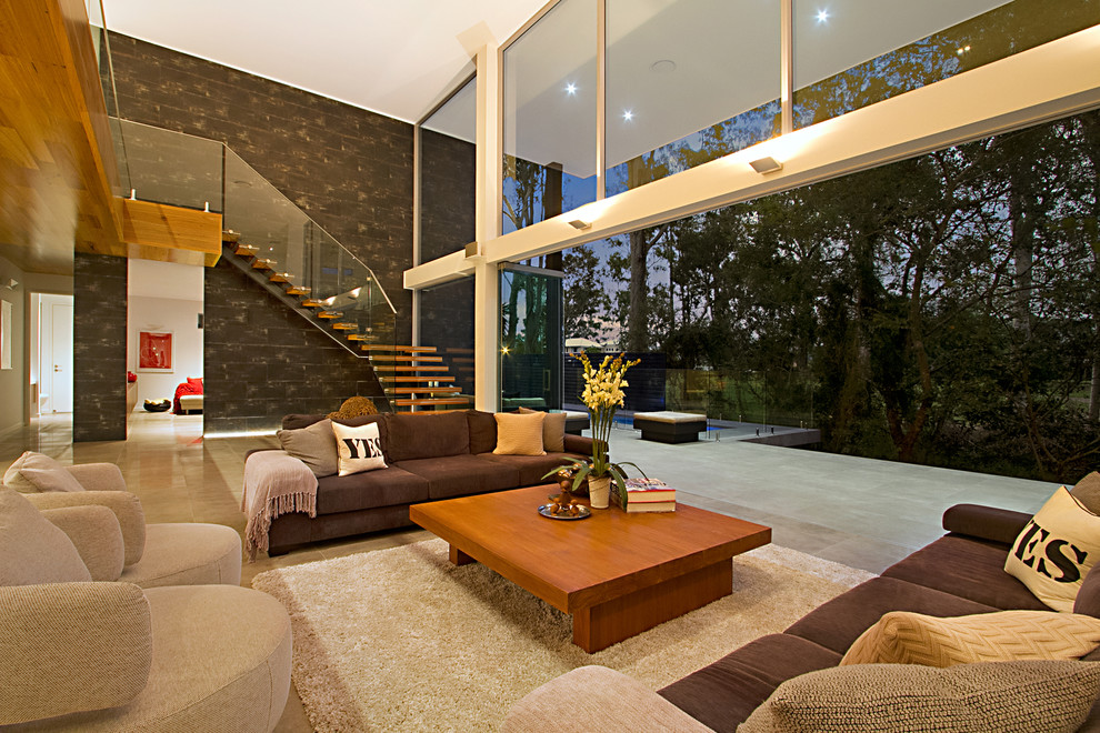 Immagine di un grande soggiorno moderno aperto con pareti bianche e pavimento in pietra calcarea
