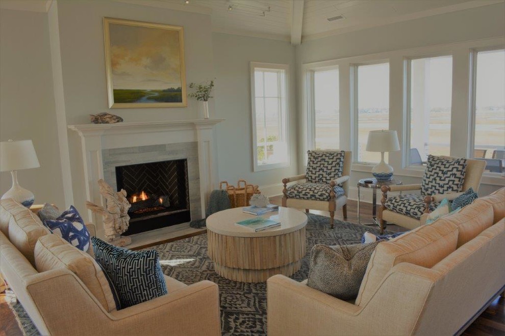 Пример оригинального дизайна: парадная, открытая гостиная комната среднего размера в морском стиле с серыми стенами, паркетным полом среднего тона, стандартным камином, фасадом камина из плитки и коричневым полом