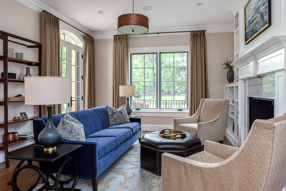 Источник вдохновения для домашнего уюта: парадная гостиная комната в стиле неоклассика (современная классика) с бежевыми стенами, темным паркетным полом и синим диваном