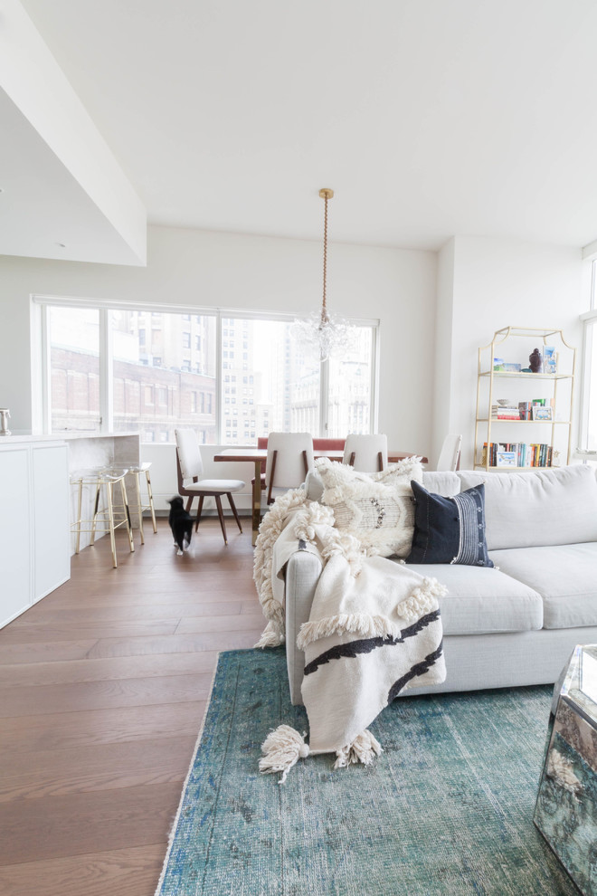 Foto di un grande soggiorno tradizionale aperto con pareti bianche, pavimento in legno massello medio e TV a parete