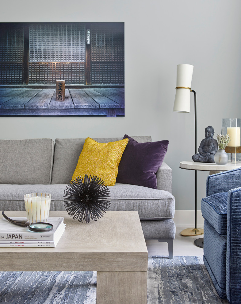 Foto di un soggiorno design di medie dimensioni con pareti beige, parquet chiaro, nessun camino e nessuna TV