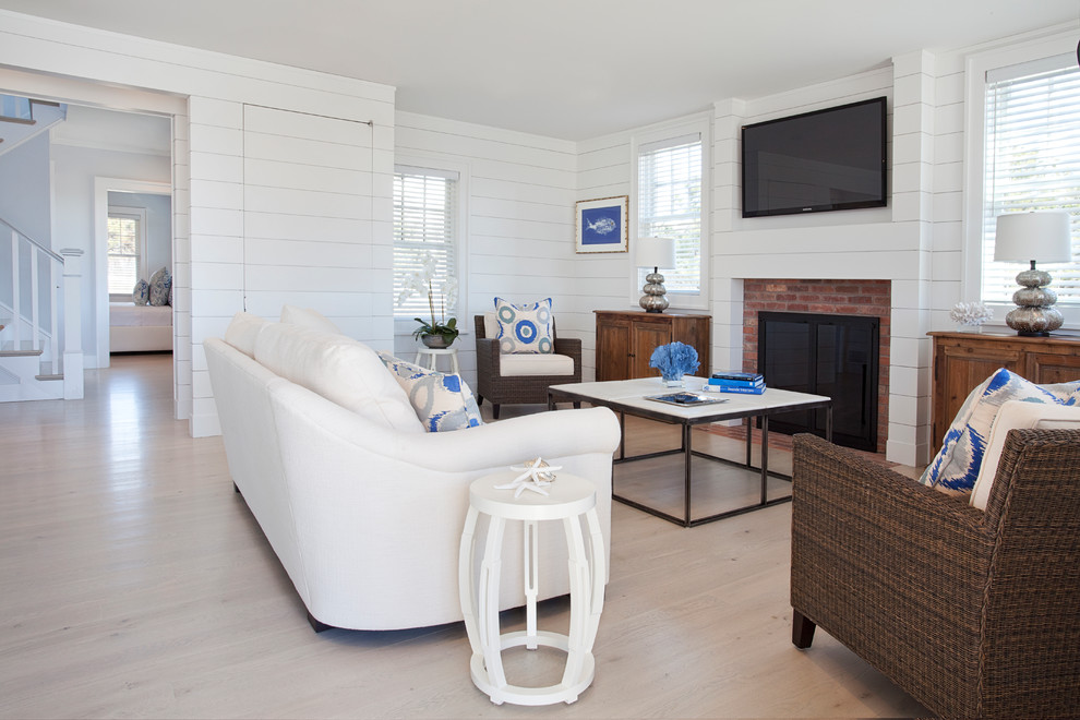 Repräsentatives, Abgetrenntes Maritimes Wohnzimmer mit weißer Wandfarbe, hellem Holzboden, Kamin, Kaminumrandung aus Backstein und TV-Wand in Boston