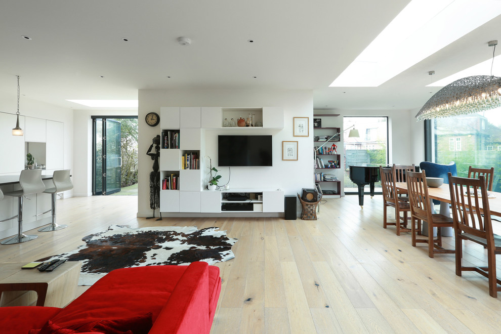 Idee per un grande soggiorno minimalista aperto con pareti bianche, parquet chiaro, TV a parete e pavimento beige