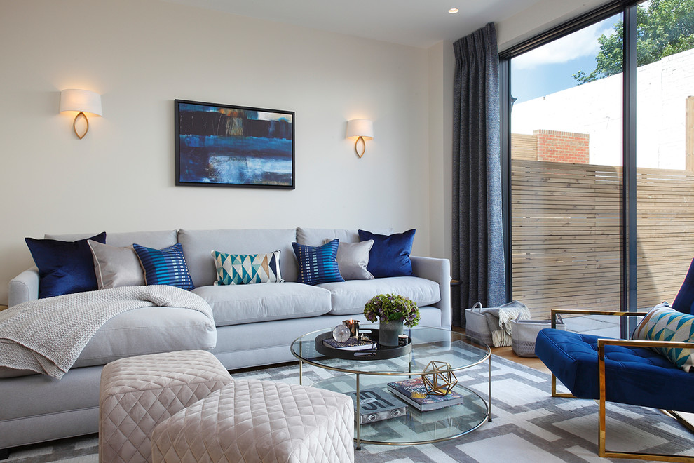 Mittelgroßes, Offenes Modernes Wohnzimmer ohne Kamin mit weißer Wandfarbe, braunem Holzboden, freistehendem TV und beigem Boden in London