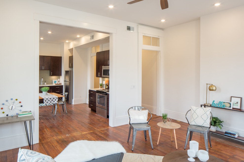 Mittelgroßes, Offenes Retro Wohnzimmer mit weißer Wandfarbe, braunem Holzboden und braunem Boden in Cincinnati
