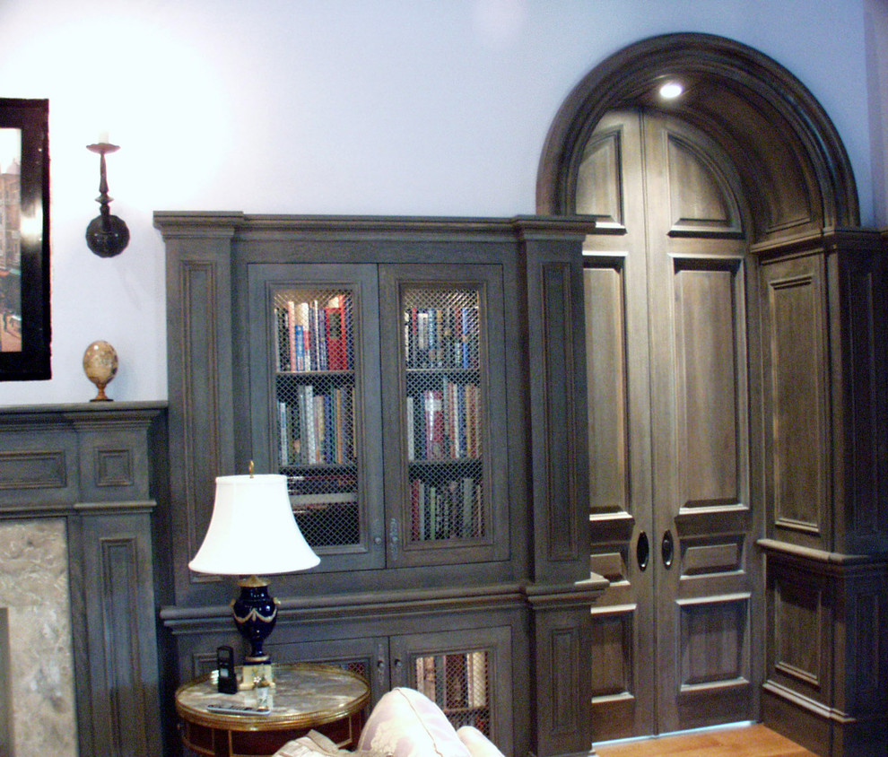 Cette image montre un salon chalet de taille moyenne et fermé avec une salle de réception, un mur bleu, un sol en bois brun, une cheminée standard, un manteau de cheminée en pierre et aucun téléviseur.