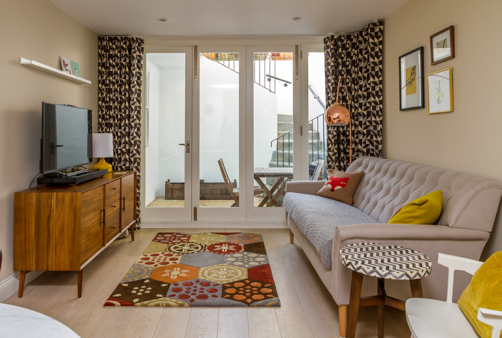 Retro Wohnzimmer ohne Kamin mit beiger Wandfarbe und freistehendem TV in Sonstige