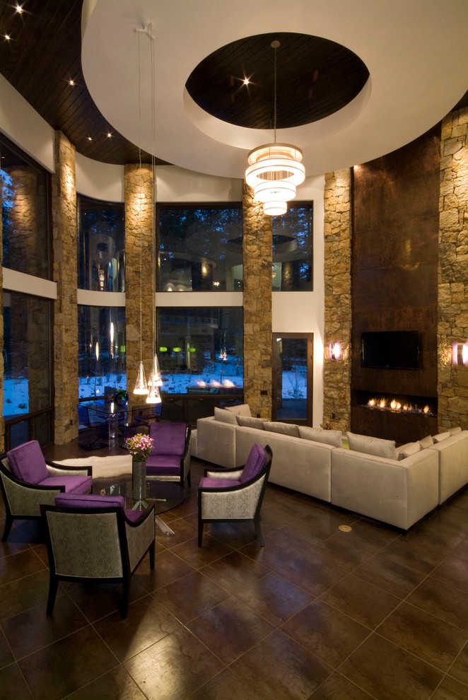 Aménagement d'un grand salon contemporain ouvert avec une salle de réception, un mur beige, un sol en carrelage de céramique et une cheminée standard.
