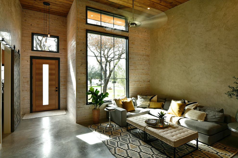 Idéer för ett modernt vardagsrum, med beige väggar, betonggolv och grått golv