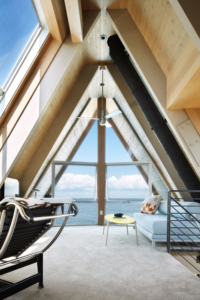 Diseño de salón tipo loft contemporáneo pequeño sin chimenea con moqueta, paredes marrones y suelo gris