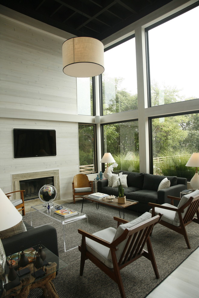 Пример оригинального дизайна: гостиная комната в морском стиле с стандартным камином и телевизором на стене