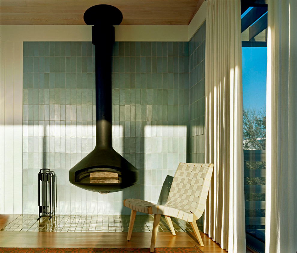 Modernes Wohnzimmer mit Hängekamin und gefliester Kaminumrandung in New York