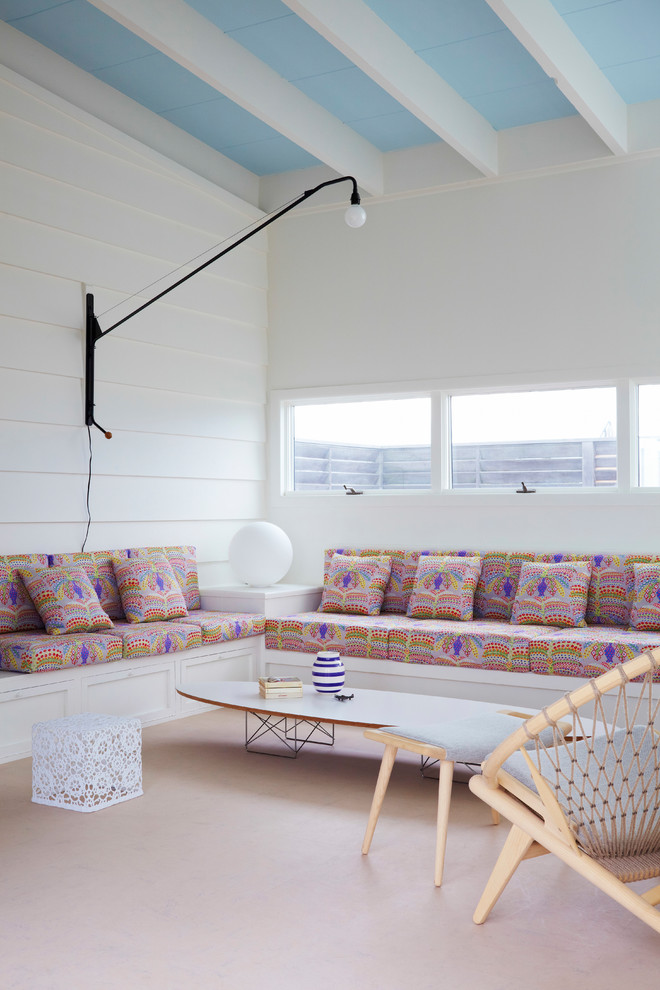 Свежая идея для дизайна: гостиная комната в современном стиле с белыми стенами и бежевым полом - отличное фото интерьера