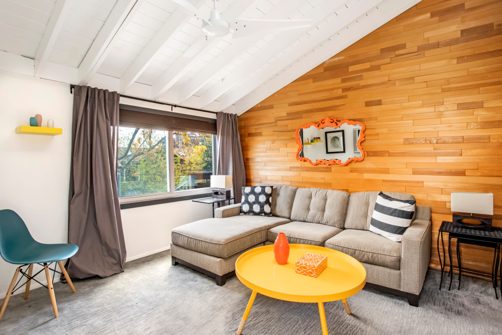 Idée de décoration pour un salon bohème en bois avec un mur marron, moquette, un sol gris et un plafond voûté.