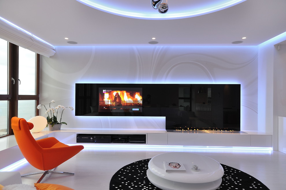 Abgetrenntes, Großes, Repräsentatives Modernes Wohnzimmer mit Porzellan-Bodenfliesen, weißer Wandfarbe und Multimediawand in Sonstige