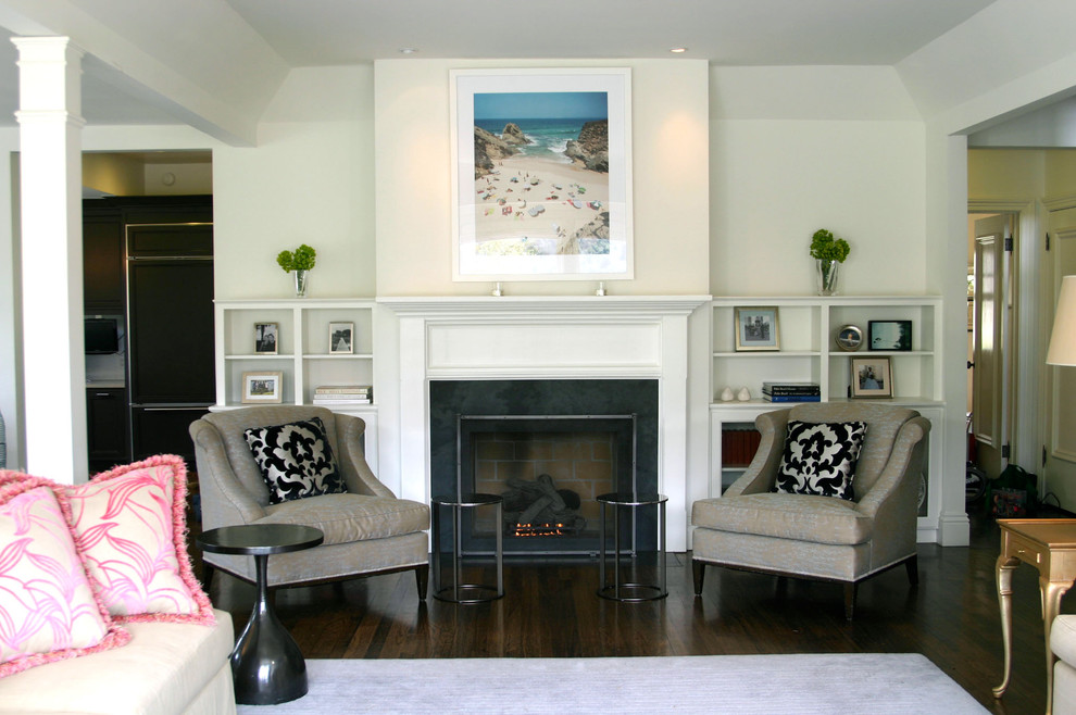 Aménagement d'un salon contemporain avec un mur beige et une cheminée standard.