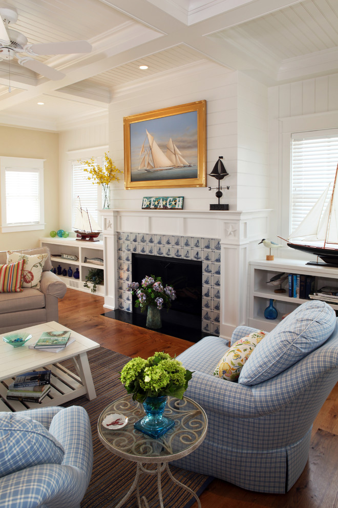 Exemple d'un salon bord de mer avec un mur beige, une cheminée standard, un manteau de cheminée en carrelage et aucun téléviseur.