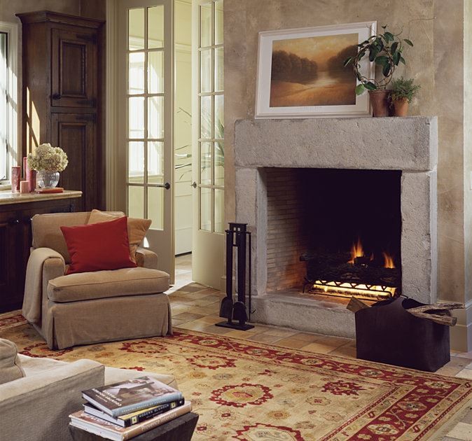 オレンジカウンティにある小さなトラディショナルスタイルのおしゃれなリビング (ベージュの壁、セラミックタイルの床、標準型暖炉、コンクリートの暖炉まわり、テレビなし) の写真