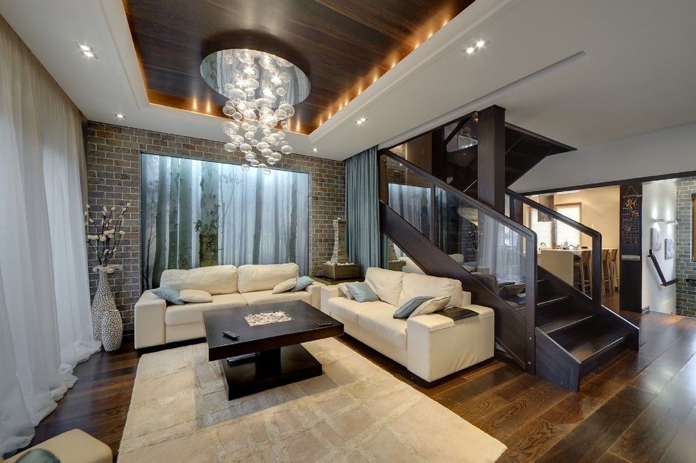 Пример оригинального дизайна: открытая гостиная комната в современном стиле с темным паркетным полом и коричневыми стенами