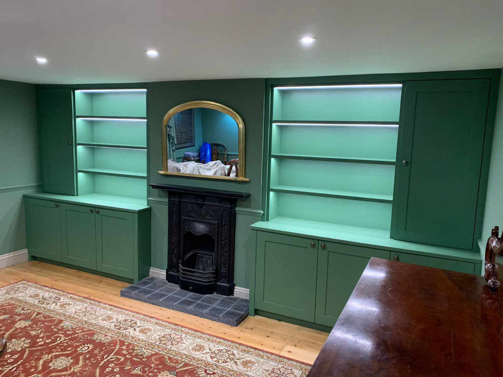 Mittelgroßes Klassisches Wohnzimmer mit grüner Wandfarbe und hellem Holzboden in Essex