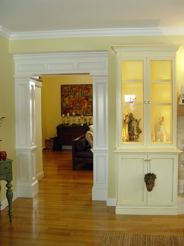 Esempio di un soggiorno chic di medie dimensioni e chiuso con pareti gialle, pavimento in legno massello medio, camino classico, cornice del camino piastrellata e sala formale
