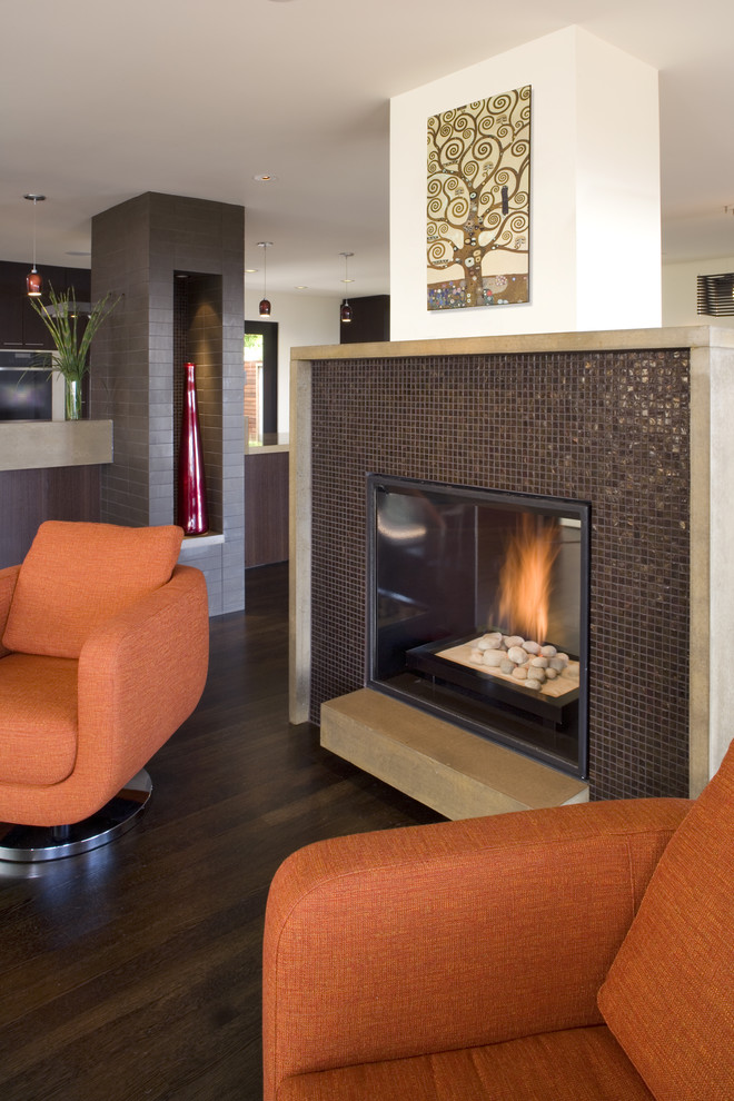 Идея дизайна: гостиная комната в современном стиле с фасадом камина из плитки