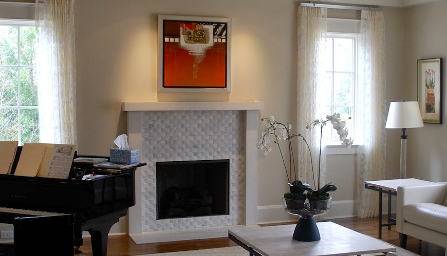 Пример оригинального дизайна: двухуровневая гостиная комната среднего размера в стиле неоклассика (современная классика) с паркетным полом среднего тона, стандартным камином, фасадом камина из плитки и синим полом