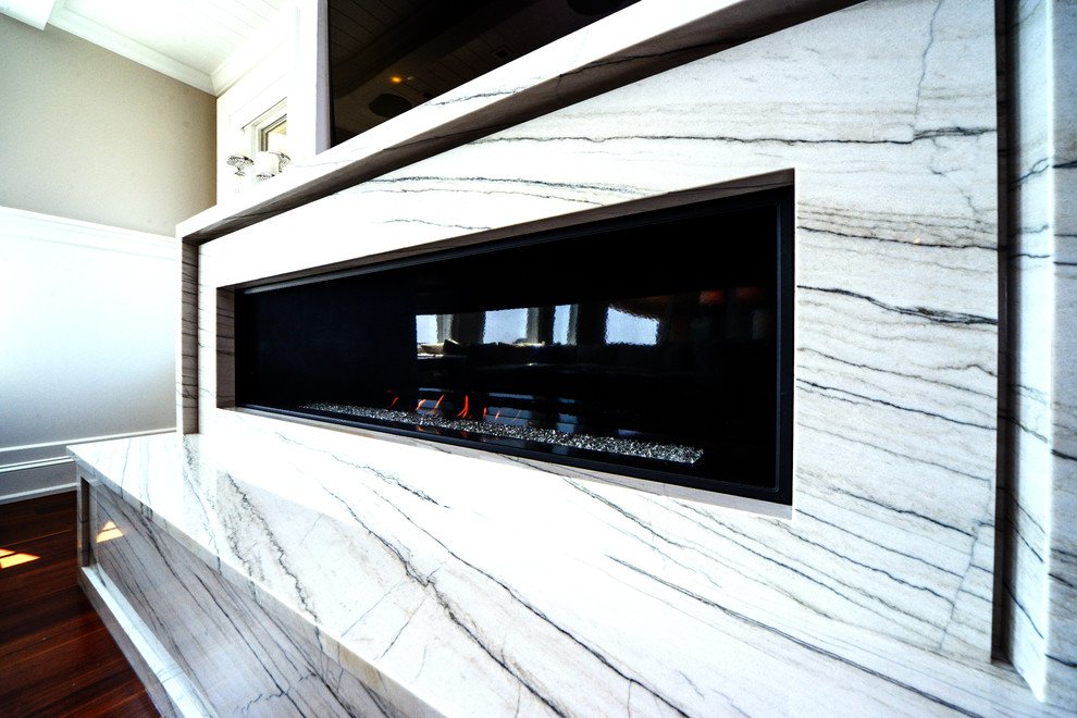 Идея дизайна: большая открытая гостиная комната в морском стиле с серыми стенами, темным паркетным полом, горизонтальным камином, фасадом камина из камня и телевизором на стене