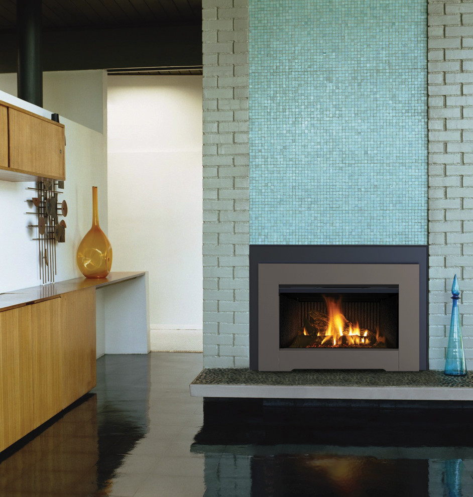 アルバカーキにある小さなモダンスタイルのおしゃれなリビングロフト (横長型暖炉、テレビなし、コンクリートの床、タイルの暖炉まわり) の写真