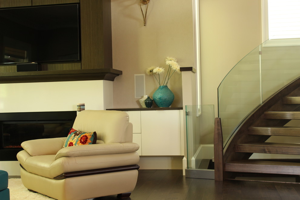 Источник вдохновения для домашнего уюта: гостиная комната в современном стиле с стандартным камином