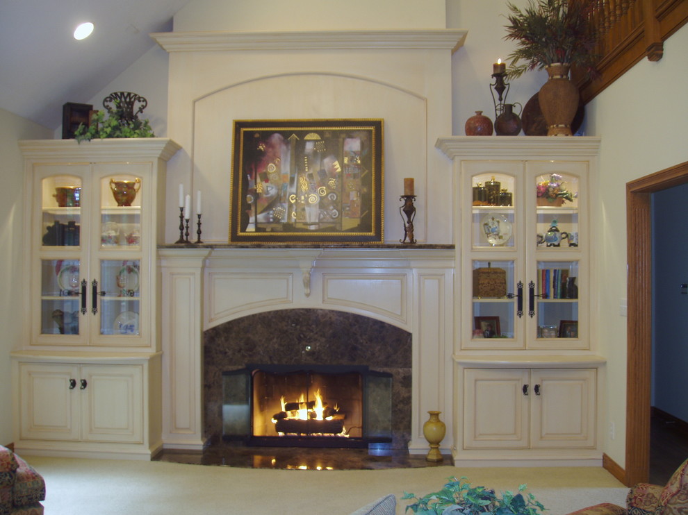 インディアナポリスにある高級な中くらいなトラディショナルスタイルのおしゃれなリビング (白い壁、カーペット敷き、標準型暖炉、木材の暖炉まわり、テレビなし) の写真