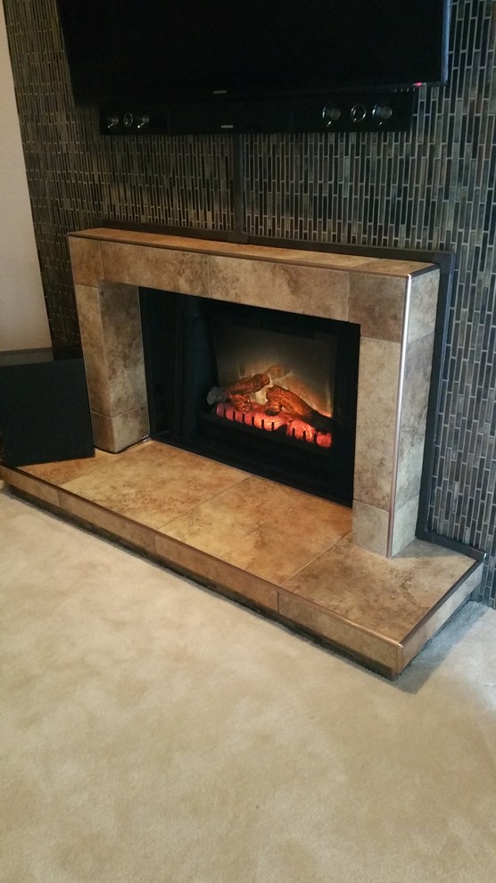 フェニックスにあるお手頃価格のトランジショナルスタイルのおしゃれなリビング (ベージュの壁、カーペット敷き、標準型暖炉、タイルの暖炉まわり) の写真