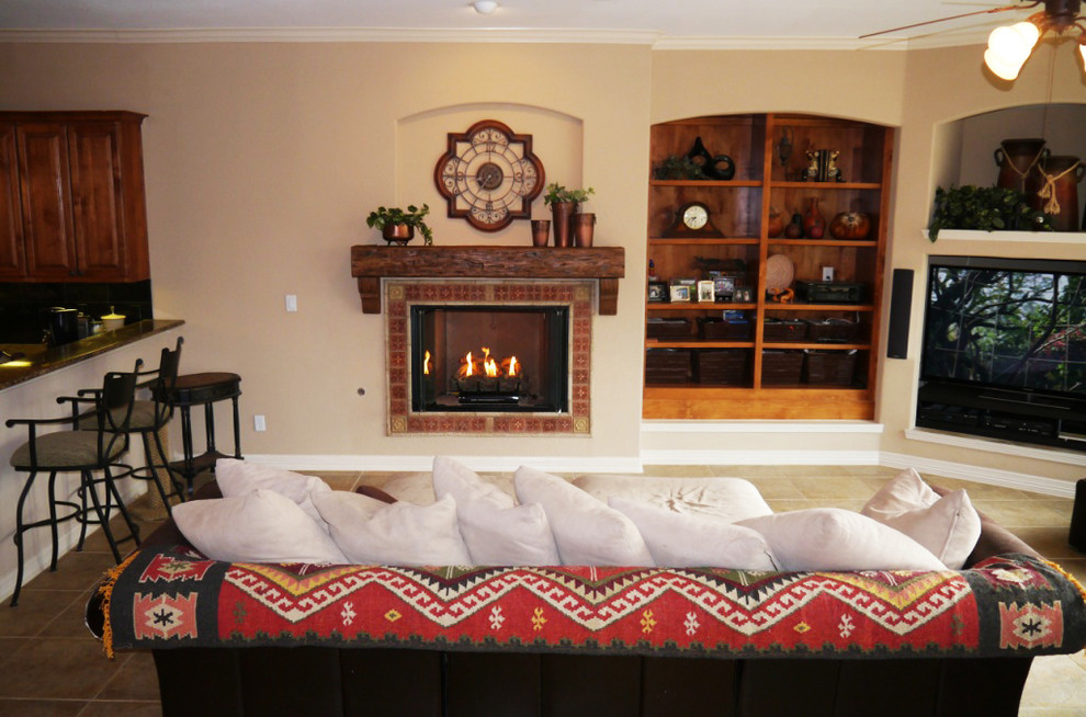 Пример оригинального дизайна: изолированная гостиная комната среднего размера в стиле ретро с бежевыми стенами, полом из керамической плитки, стандартным камином, фасадом камина из плитки и отдельно стоящим телевизором