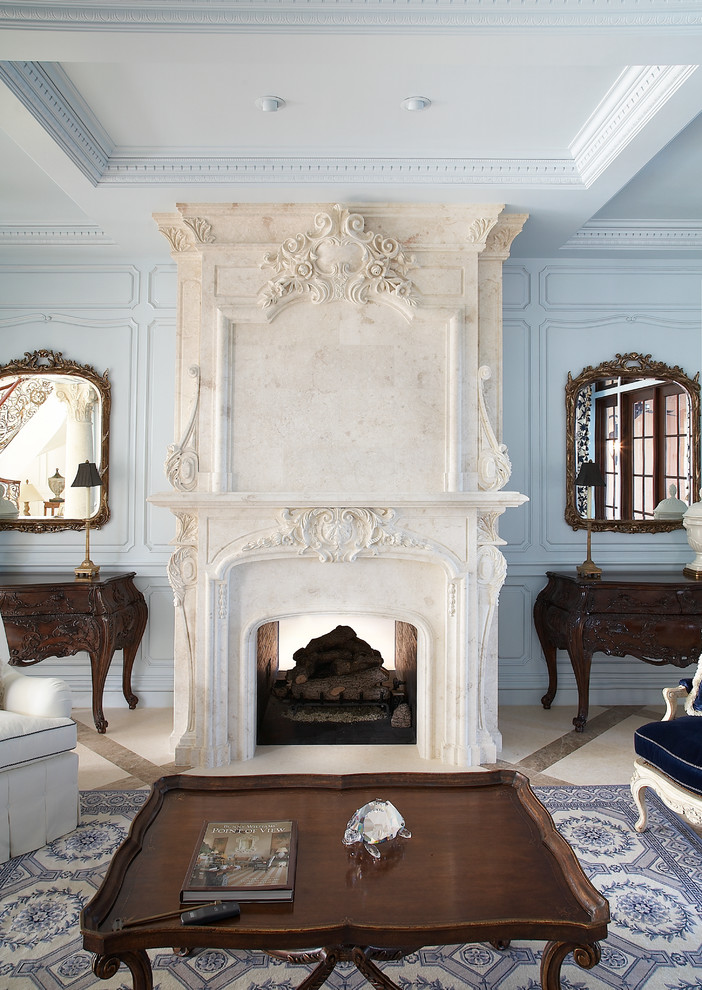 Источник вдохновения для домашнего уюта: гостиная комната в классическом стиле с стандартным камином и фасадом камина из камня