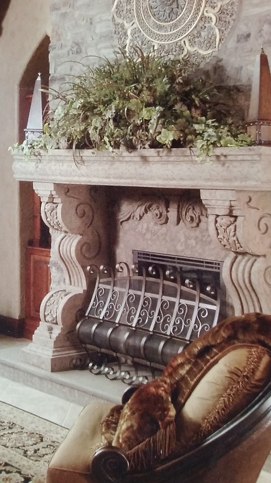 Esempio di un soggiorno tradizionale con pareti beige, pavimento in gres porcellanato, camino classico e cornice del camino in pietra