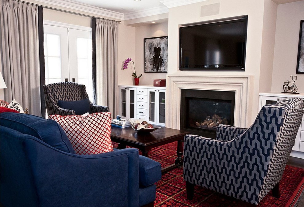 Стильный дизайн: парадная гостиная комната в классическом стиле с белыми стенами, полом из терракотовой плитки, фасадом камина из бетона, телевизором на стене и красным полом - последний тренд