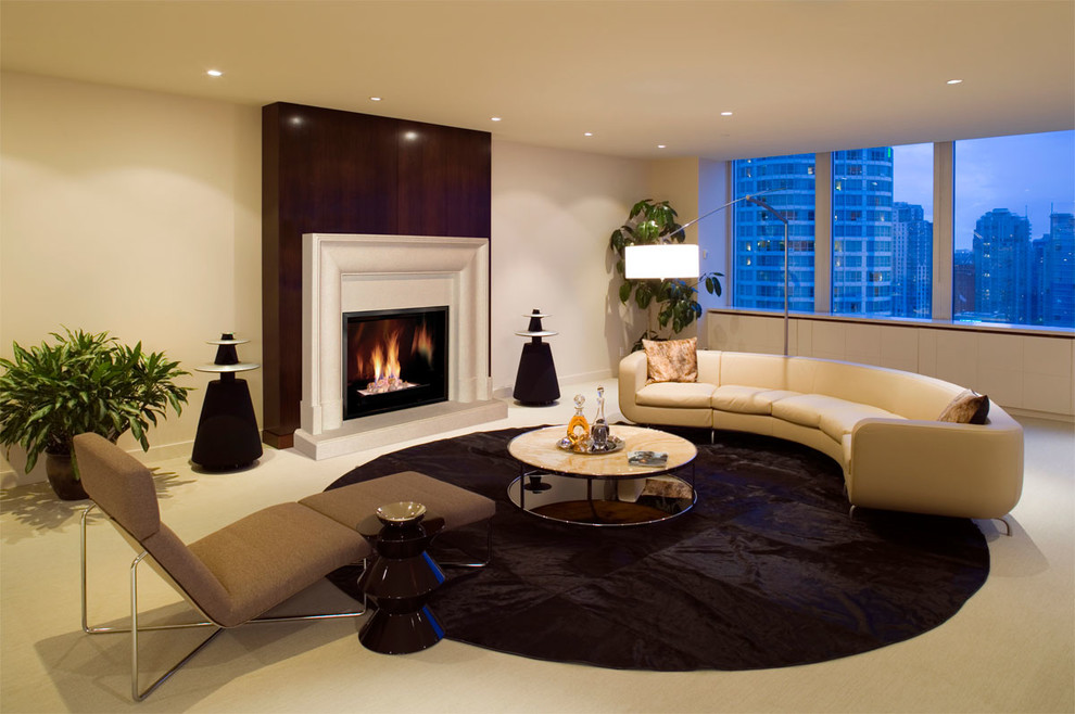 Idée de décoration pour un petit salon minimaliste fermé avec une salle de réception, une cheminée standard et un sol beige.
