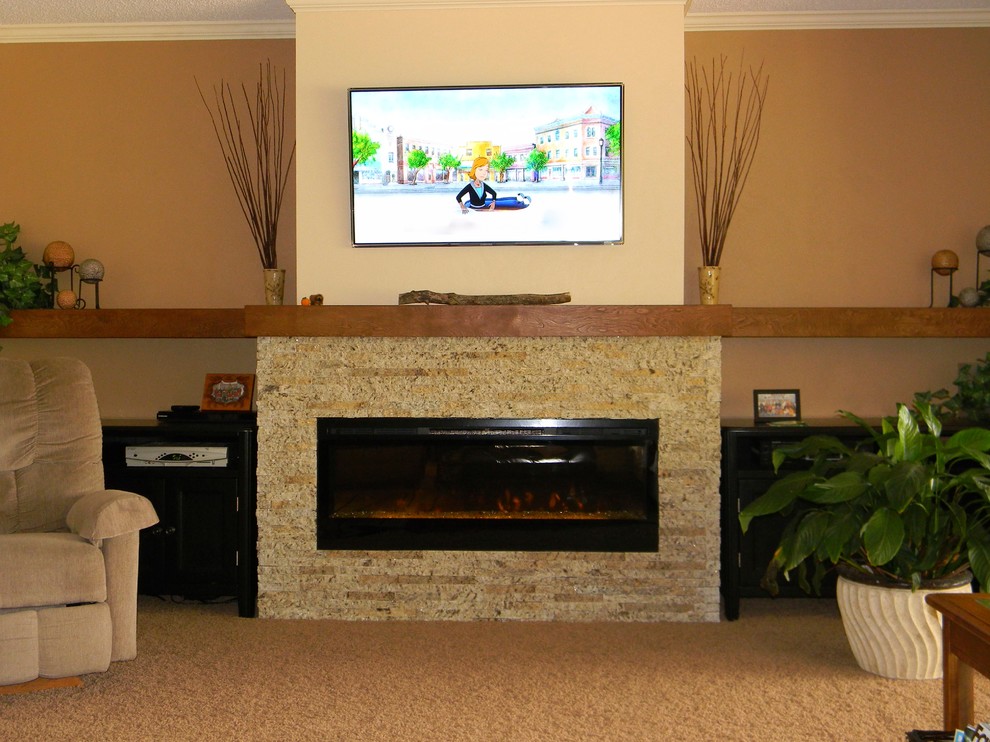 インディアナポリスにある低価格の小さなトラディショナルスタイルのおしゃれなリビング (ベージュの壁、カーペット敷き、標準型暖炉、石材の暖炉まわり、壁掛け型テレビ) の写真