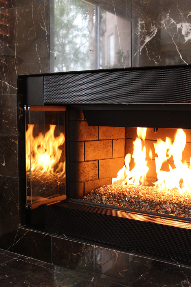 サンディエゴにあるお手頃価格の中くらいなコンテンポラリースタイルのおしゃれなLDK (ベージュの壁、カーペット敷き、標準型暖炉、タイルの暖炉まわり) の写真