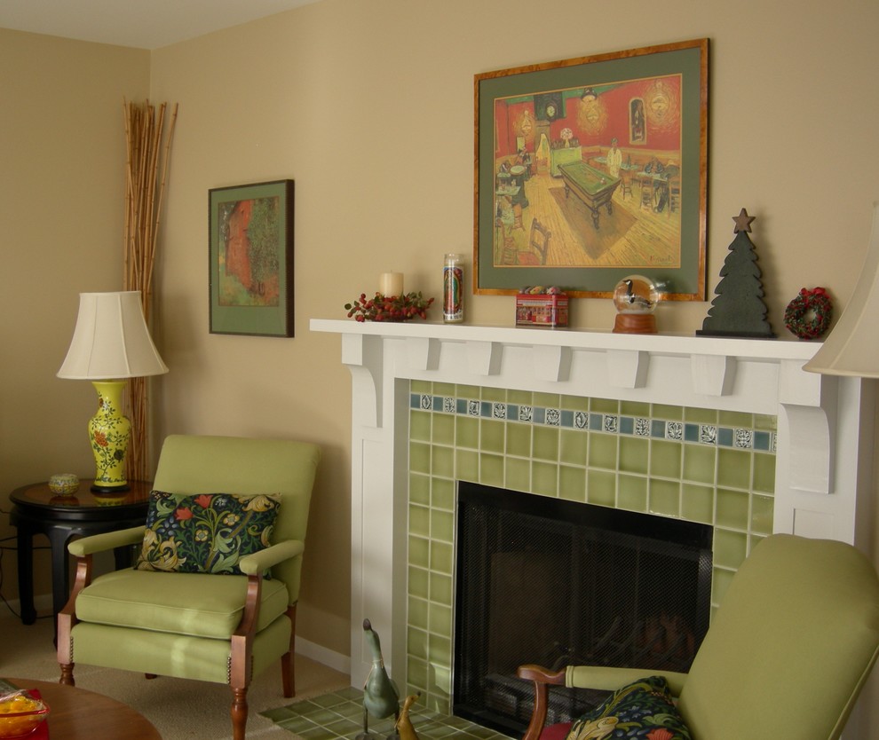 Exemple d'un petit salon craftsman avec un mur beige, moquette, une cheminée standard et un manteau de cheminée en carrelage.