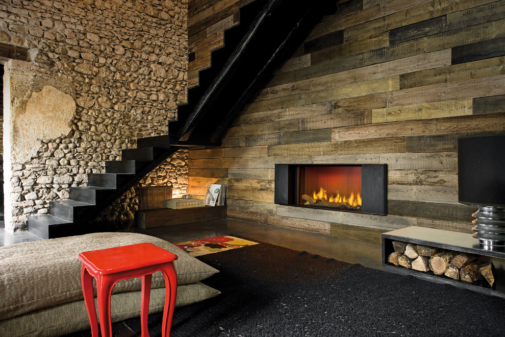 Inspiration pour un salon design de taille moyenne avec sol en béton ciré, une cheminée ribbon et un manteau de cheminée en bois.