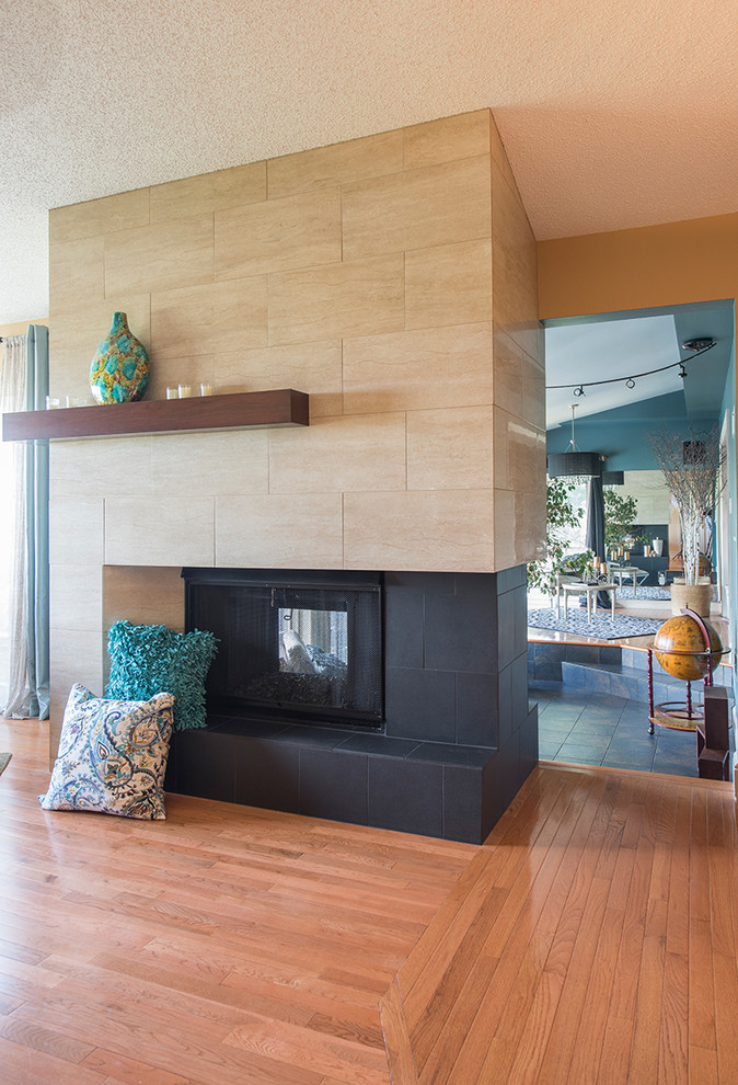 Inspiration pour un salon minimaliste de taille moyenne et ouvert avec un manteau de cheminée en carrelage, une salle de réception, un mur beige, un sol en bois brun, une cheminée double-face et un sol marron.