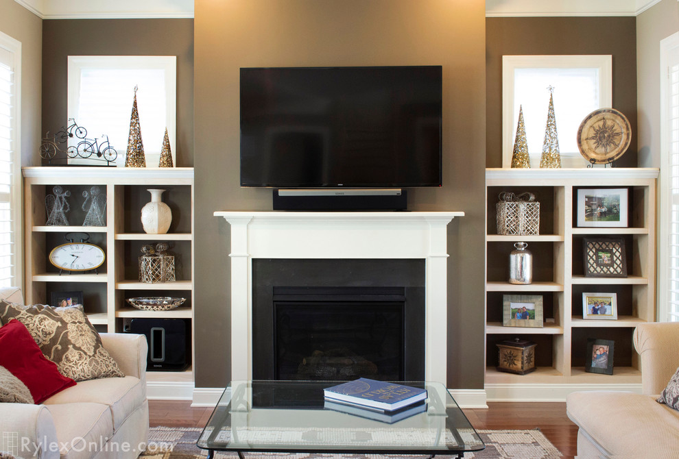 Foto de salón abierto clásico de tamaño medio con marco de chimenea de madera y televisor colgado en la pared